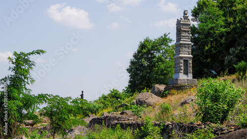 Foto Monuments on the hillside