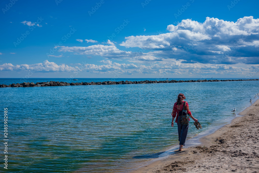 Obraz premium Beachgoers sunbathe on Centre Island Beach, which is located near the city of Toronto
