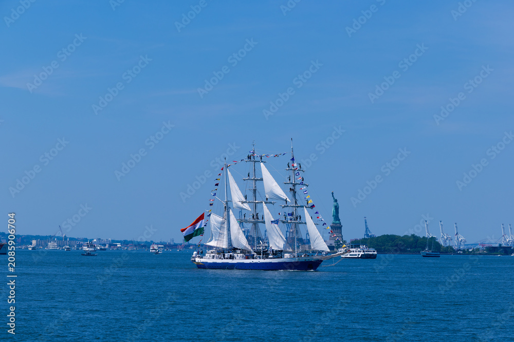 Obraz premium sailing ship in the sea