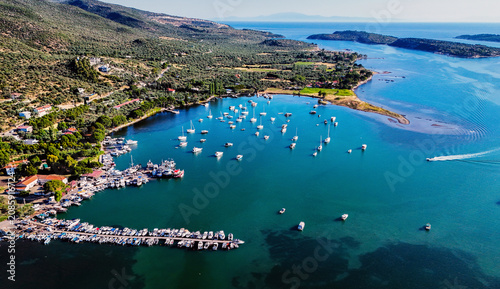Cuadro en lienzo Aerial views of the coastal area off Bademli Neighborhood in Dikili, İzmir, Turkey, featuring Kalem Island, Garip Island, Aquarium Bay, Pissa Bay, and Hanımın Bay
