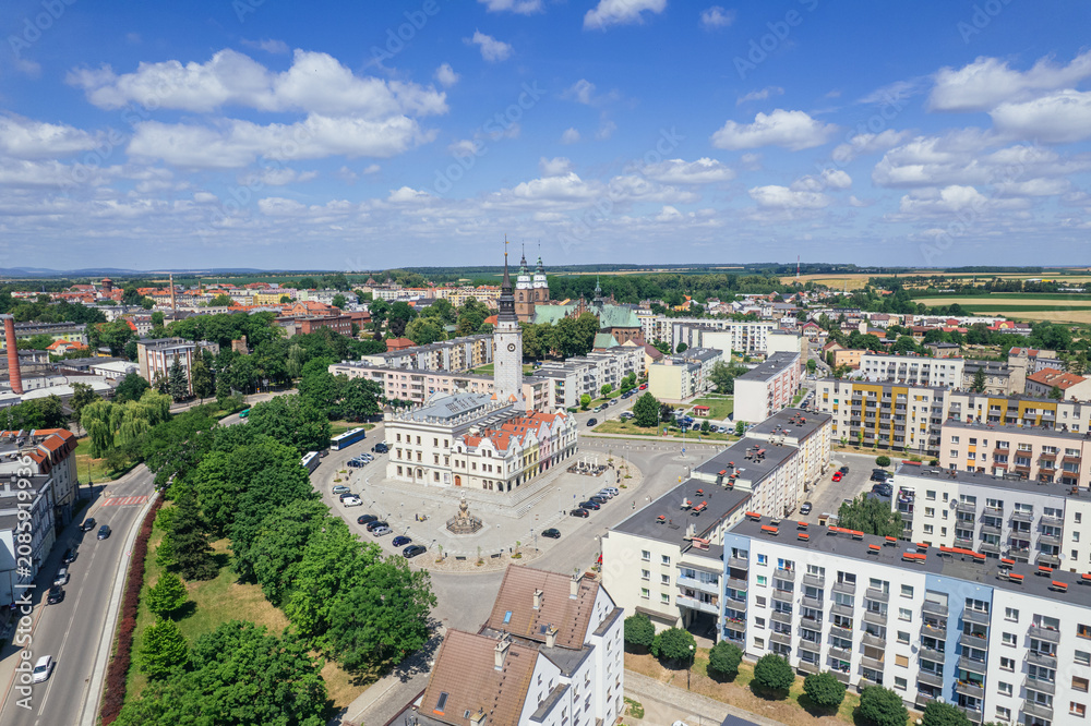 Fototapeta premium Historyczne miasto Głubczyce w województwie Opolskim z pięknym rynkiem w kształcie ćwiartki koła. Panorama z lotu ptaka latem.
