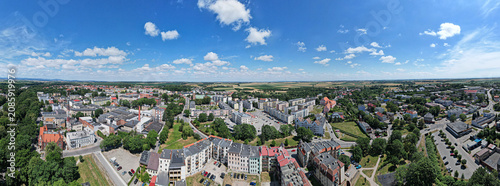 Historyczne miasto Głubczyce w województwie Opolskim z pięknym rynkiem w kształcie ćwiartki koła. Panorama z lotu ptaka latem.