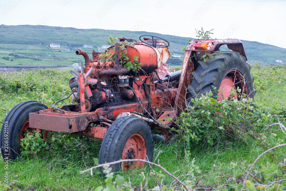 Obraz premium Abandoned Farm Tractor Galway Ireland