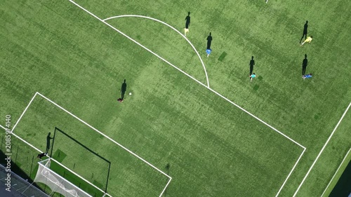 giovani calciatori giocano su di un campo da calcio in erba sintetica