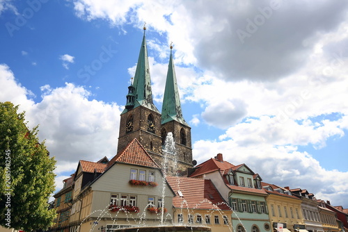 Canvastavla Blick über einen springenden Brunnen auf historische Fachwerkhäuser und die markanten Doppeltürme der St