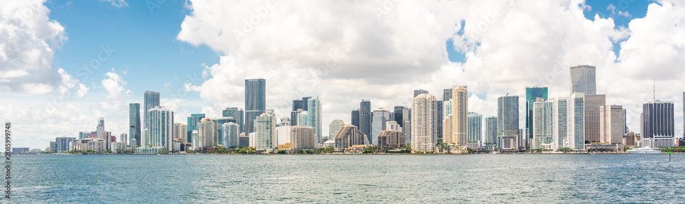 Fototapeta premium Miami Downtown skyline in daytime with Biscayne Bay