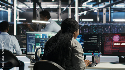 Foto Data center coworkers react to unauthorized system access on a computer, securing server equipment and protecting confidential data