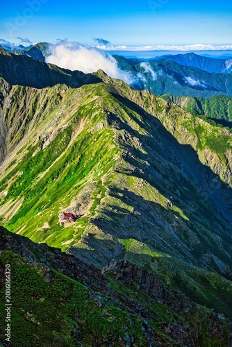 南アルプスの北岳から見下ろした北岳山荘