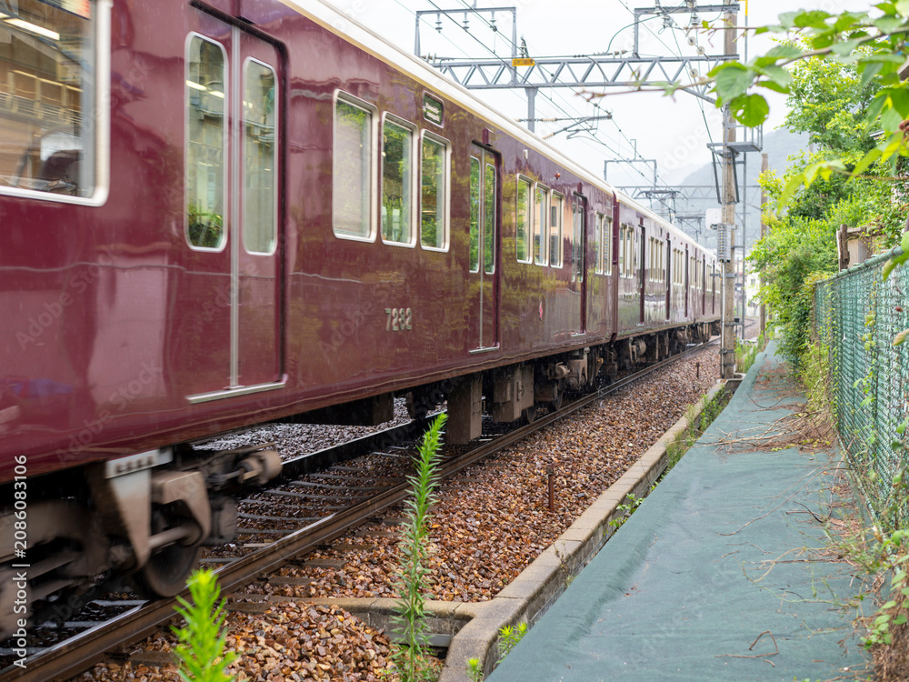 Fototapeta premium 雨の中を走る能勢電鉄妙見線の電車