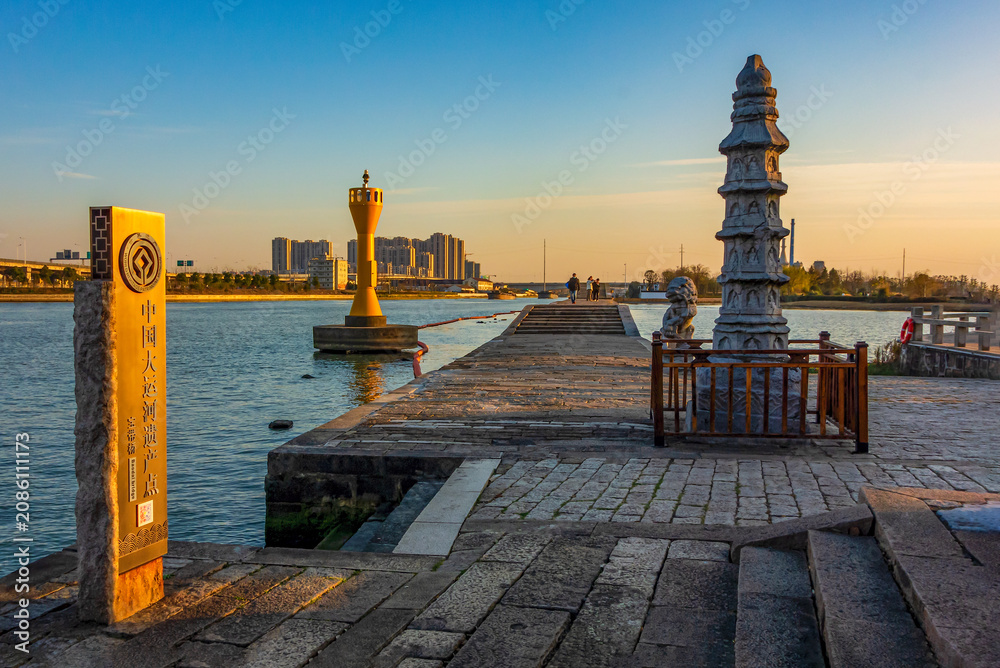Obraz premium Sunset Scenery of Baodai Bridge, World Cultural Heritage of Grand Canal, China’s longest multi-arch ancient stone bridge
