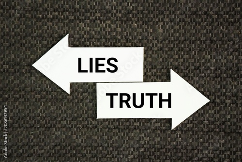 Bild auf Leinwand Two arrows pointing in opposite directions with the words Lies and truth