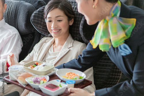 機内食を注文するビジネスウーマン