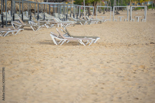 Fotografía beach chair loungers on tropical beach