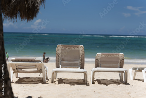 Fotografie beach chair loungers on tropical beach
