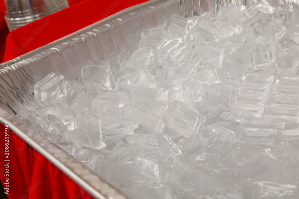 Εκτύπωση καμβά ice cubes in a aluminum pan