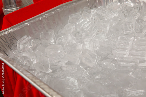 Εκτύπωση καμβά ice cubes in a aluminum pan
