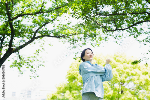 Fotografija ストレッチをする若い女性　スポーツイメージ