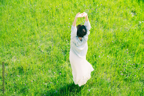 Fotografija 草原でストレッチをする若い女性　ライフスタイルイメージ