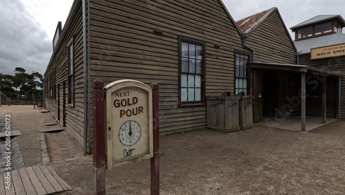 Foto Historic Wooden Buildings and Gold Pour Signage in Ballarat