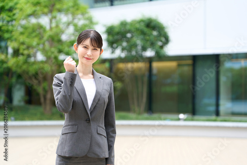 Foto ガッツポーズをするアジア人ビジネスウーマン