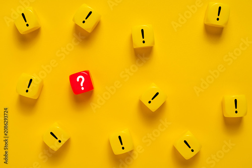 Foto single red question mark among many exclamation marks