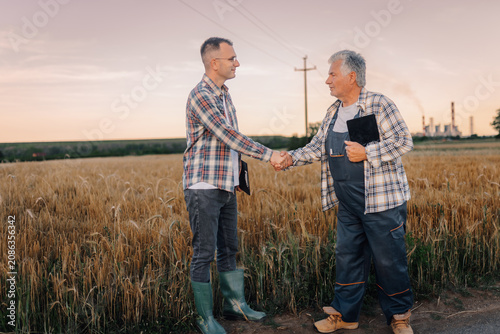 Canvas Print Farmers shaking hands making successful agriculture business deal