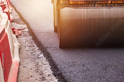 Foto Asphalt Paving Process Underway on City Roadway During Daytime Hours