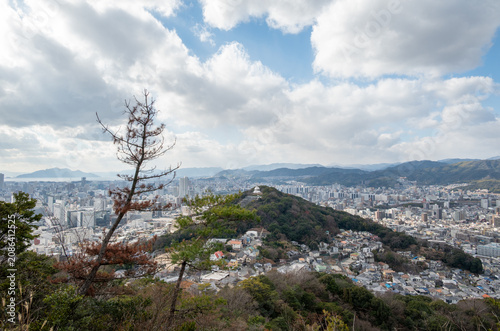 Fotografía Panoramic view of Hiroshima city and surrounding mountains under a dramatic sky