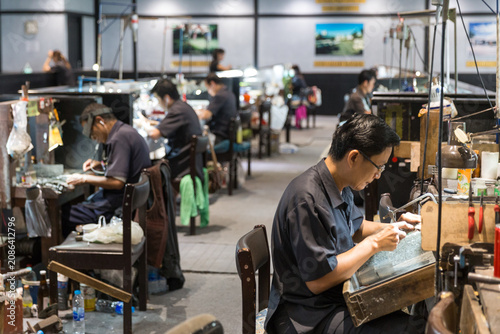 Foto Thai Jeweler making fine Jewelry in a workshop