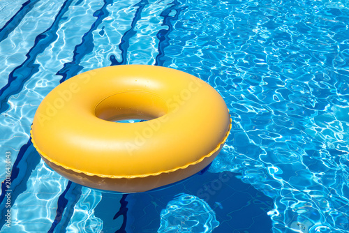Billede på lærred Swimming Pool Inner Tube