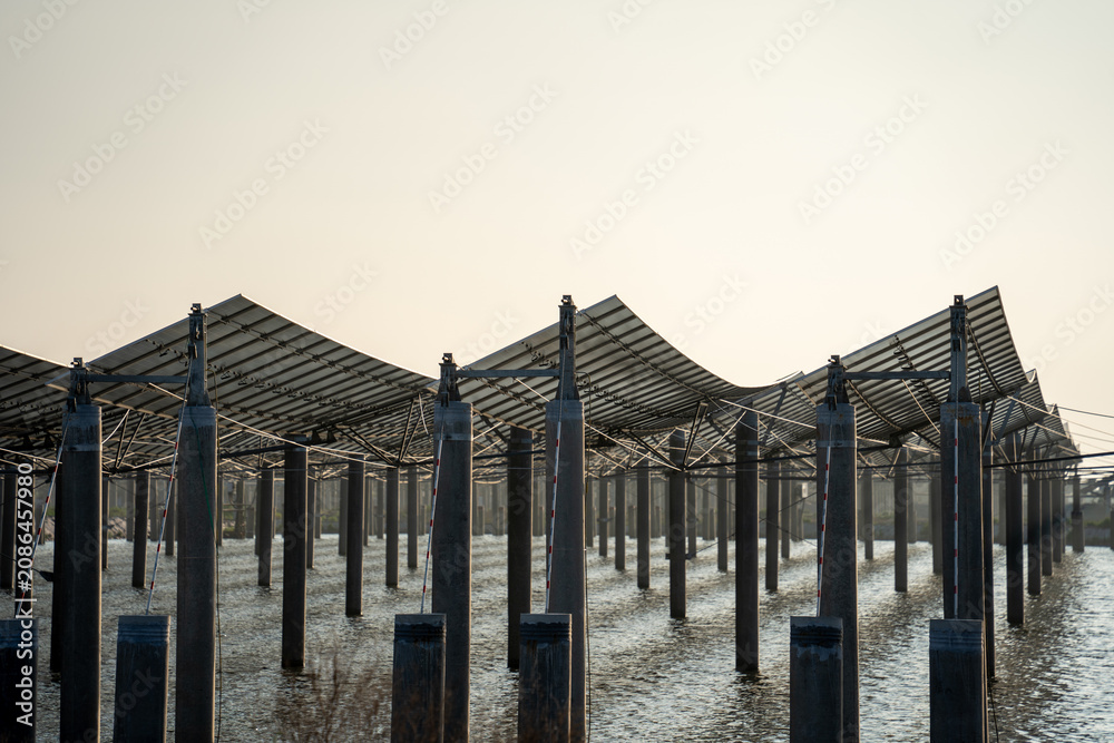 Obraz premium Floating Solar Panel Array Over Water Surface
