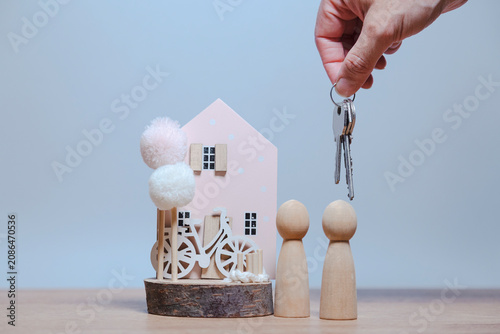 Foto Hand giving house keys to aspiring homeowner couple