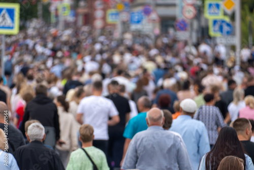 Foto Large crowd of pedestrians walking along a busy city street