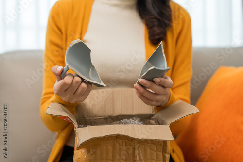Fotografie Asian women ordered household items plates and ceramic cups online