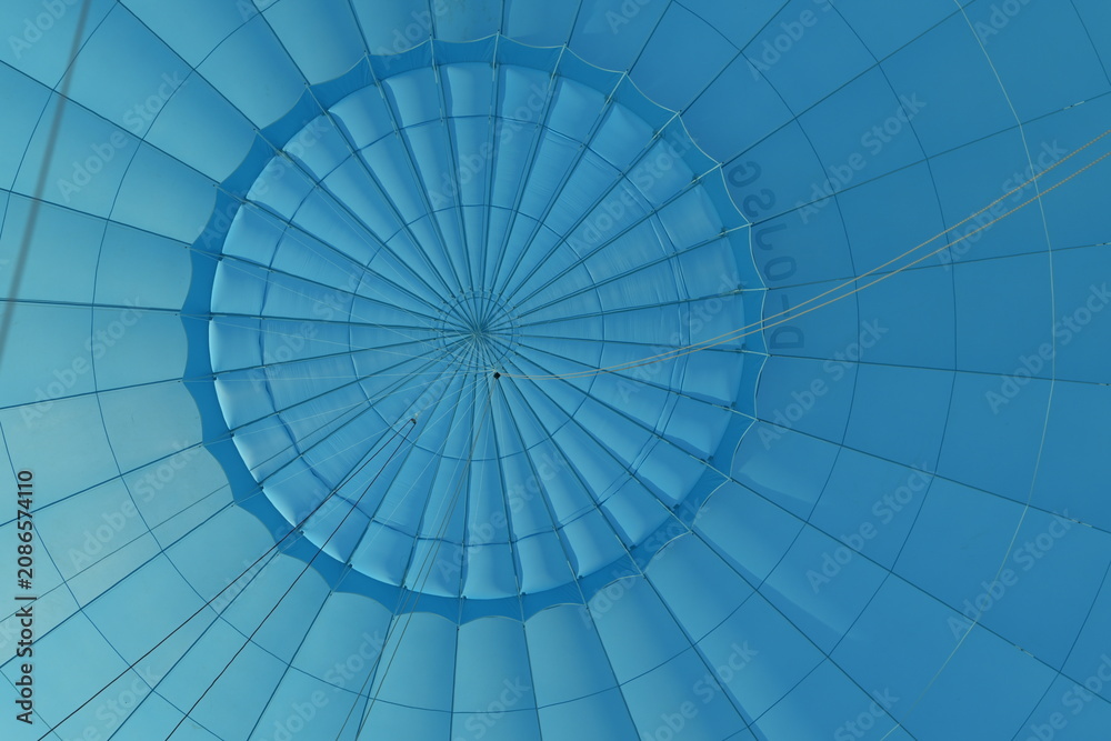 Fototapeta premium Blauer gefüllter Heißluftballon von innen