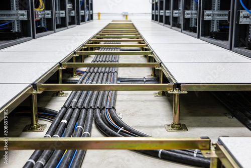 Billede på lærred Server room underfloor cabling and raised floor system in a data center