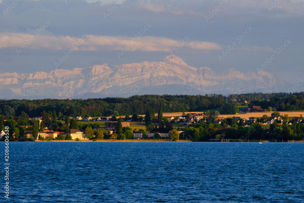 Fototapeta premium Bodensee, Blick zum Säntis im Abendlicht