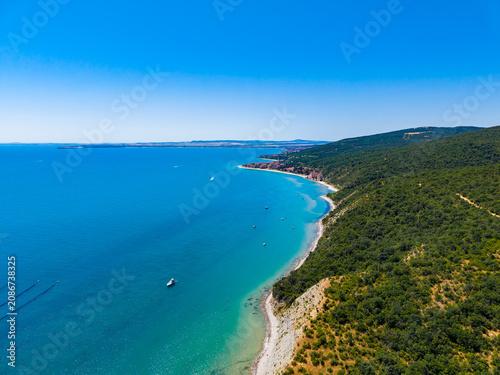 Foto Beautiful coastal view showing clear water and a winding shoreline with boats in