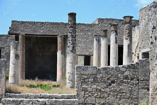 Bild auf Leinwand Ancient Pompeii Villa, Portico or Peristyle Entryway with Freestanding Columns