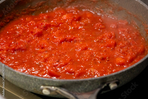 Фотография Close-up of fresh, flavorful tomato sauce simmering and bubbling gently in a rus