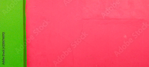 Fotografie A wall featuring a blend of bright pink and green, along with a minimalist color-block design