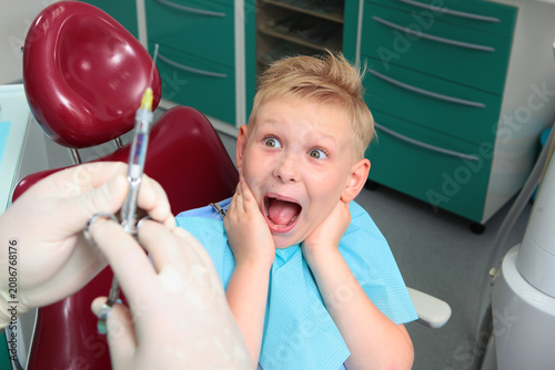 Fotografía Child is horrified and screams when he sees syringe
