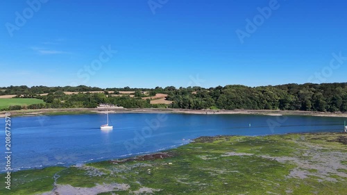 Passage d'un voilier dans l'estuaire du Jaudy en Bretagne