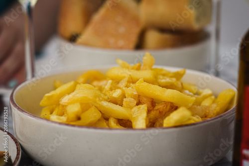 Obraz na plátně plato de patatas fritas para comer