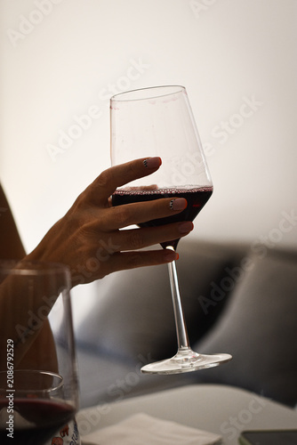 SUJETANDO UNA COPA DE VINO