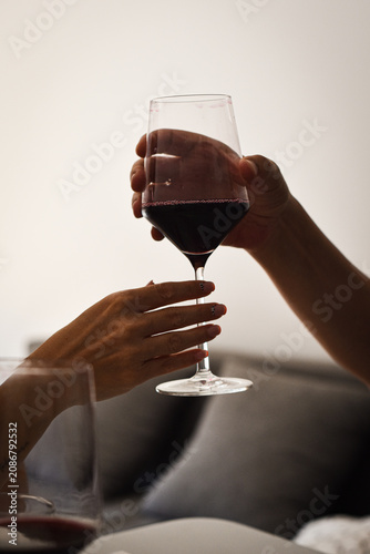 SUJETANDO UNA COPA DE VINO