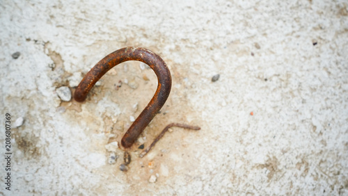 Canvastavla Old curved rusty iron hook protruding from a textured light grey concrete surface