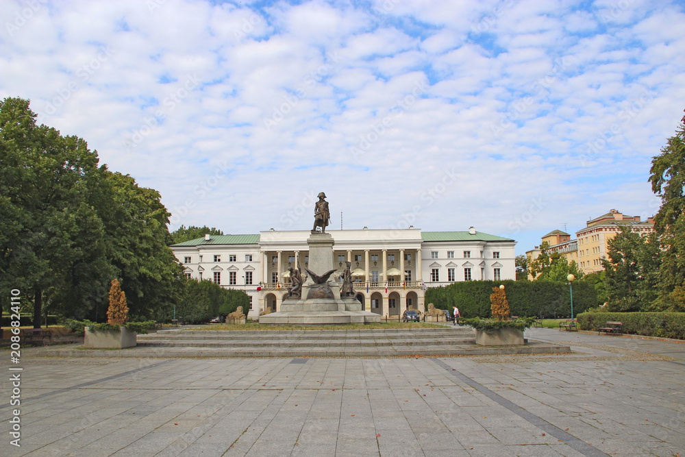 Obraz premium Tadeusz Kosciuszko monument in front of Lubomirski Palace in Warsaw.