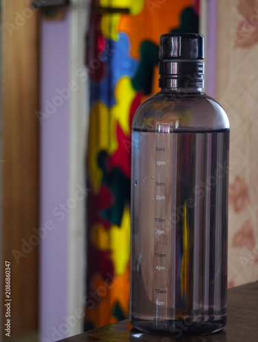 фотографія Motivational fitness water bottle with time markers close up