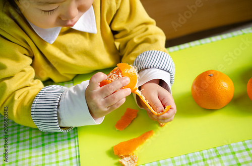 みかんを食べる子供